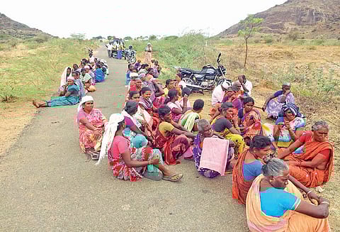 சங்கரன்கோவில் அருகே கிராம மக்கள் தர்ணா போராட்டம்