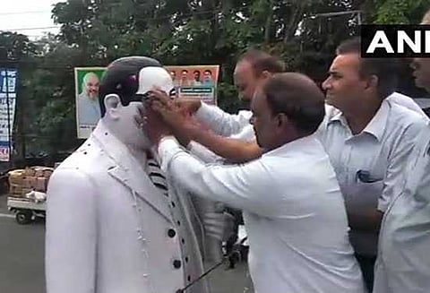 பா.ஜ.க. தலைவர் மாலை அணிவித்த பின் பால் கொண்டு சுத்தம் செய்யப்பட்ட அம்பேத்கார் சிலை