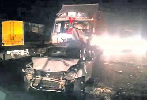 சிக்னலில் நின்ற வாகனங்களை இடித்து தள்ளிய கன்டெய்னர் லாரி 5 பேர் காயம்