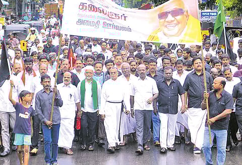 தி.மு.க. தலைவர் கருணாநிதிக்கு அஞ்சலி: சென்னையில் அனைத்து கட்சியினர் அமைதி பேரணி