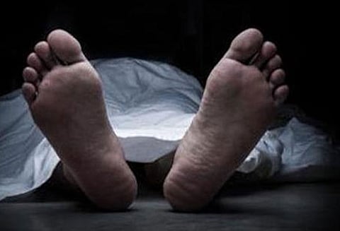 பணகுடி அருகே கன்டெய்னர் லாரி மோதி மோட்டார்சைக்கிளில் சென்ற 2 விவசாயிகள் பலி