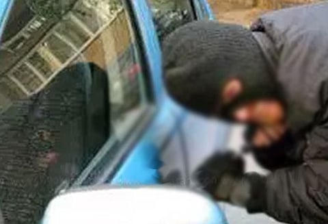காஞ்சீபுரம் அருகே டிரைவர் முகத்தில் மிளகாய் பொடி தூவி கார் கடத்தல்