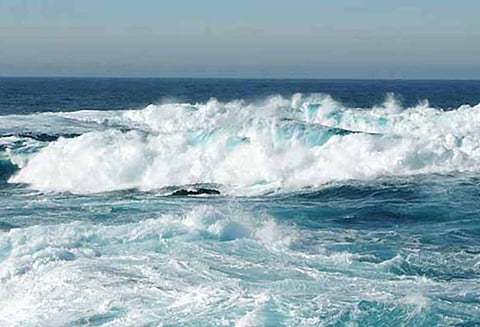 உவரியில் பரபரப்பு கடலில் ராட்சத அலையில் சிக்கிய தந்தை-மகன்