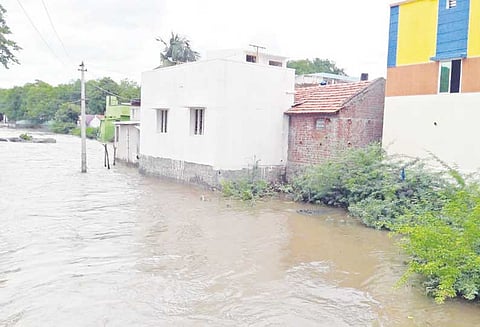 நீர்வரத்து வினாடிக்கு 1.10 லட்சம் கனஅடியாக குறைந்தது ஒகேனக்கல்லில் வீடுகளை வெள்ளம் சூழ்ந்தது