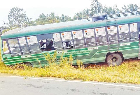 சூளகிரியில் சாலையோர பள்ளத்தில் இறங்கிய அரசு பஸ் 40 பயணிகள் உயிர் தப்பினார்கள்