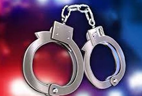 வீட்டின் பூட்டை உடைத்து ரூ.2½ லட்சம், நகை திருடிய வழக்கில் ஒருவர் கைது