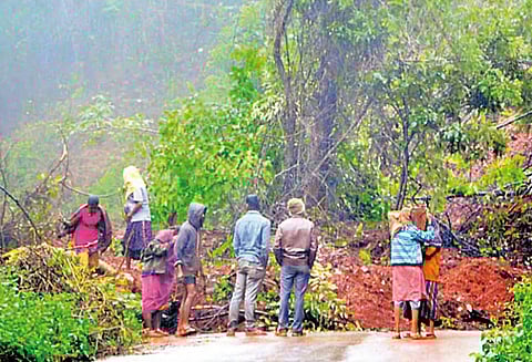 சிக்கமகளூரு மாவட்டத்தில் தொடர் கனமழை : முல்லையன்கிரி மலைப்பாதையில் மண்சரிவு