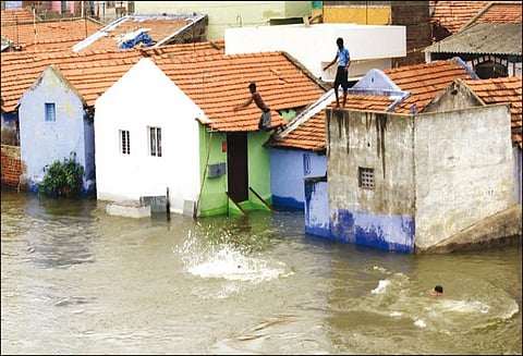 பவானி, கொடுமுடி, அம்மாபேட்டையில் 300-க்கும் மேற்பட்ட வீடுகளை வெள்ளம் சூழ்ந்தது