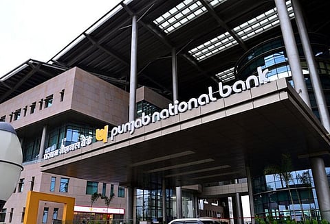 நிரவ் மோடி விவகாரம்: பஞ்சாப் நேஷனல் வங்கி முன்னாள் இயக்குனர் பணிநீக்கம் - ஓய்வு பெறும் நாளில் அரசு நடவடிக்கை