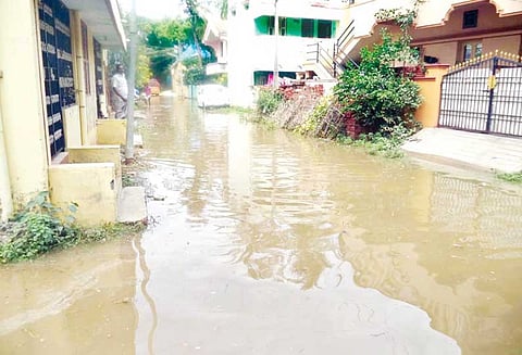 கரையையொட்டிய கிராமங்களில் புகுந்த கொள்ளிடம் ஆற்று தண்ணீர் வீடுகளை சூழ்ந்தது