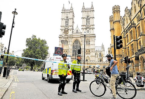 நாடாளுமன்ற கட்டிட பாதுகாப்பு வேலி மீது கார் மோதல் - டிரைவர் கைது; பயங்கரவாத வழக்கின்கீழ் விசாரணை