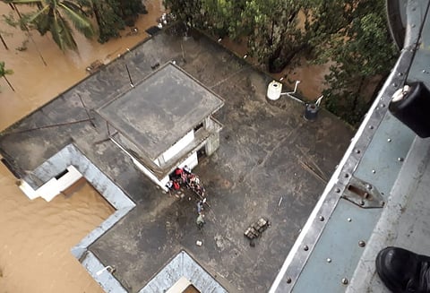 வெள்ளத்தில் மிதக்கும் கேரளா: மழை தொடர்பான சம்பவங்களில் பலியானோர் எண்ணிக்கை 73 ஆக அதிகரிப்பு