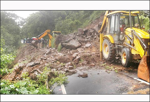 கூடலூர்- ஊட்டி மலைப்பாதையில் விழுந்த ராட்சத பாறைகள் வெடி வைத்து தகர்ப்பு