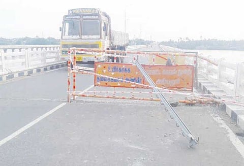 திருமானூர் கொள்ளிடம் ஆற்று பாலத்தில் பழுது சீரமைக்க பொதுமக்கள் கோரிக்கை