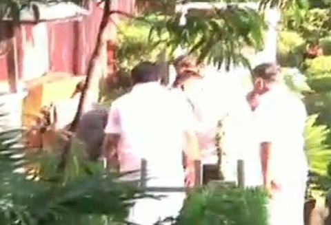 வாஜ்பாய் உடலுக்கு தமிழக முதல்வர் பழனிசாமி, துணை முதல் அமைச்சர் ஓ பன்னீர்செல்வம் உள்ளிட்டோர் அஞ்சலி