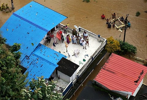 கேரளாவில் வெள்ளத்தினால் பாதிக்கப்பட்டு ஒரு லட்சத்திற்கும் மேற்பட்டோர் தவிப்பு, மீட்பு பணிகள் தீவிரம்
