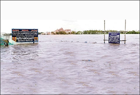 திருச்சியில் காவிரி, கொள்ளிடம் ஆறுகள் கடல் போல் காட்சி அளிக்கின்றன