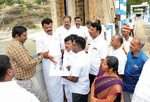 கிருஷ்ணகிரி அணையில் அமைச்சர் பாலகிருஷ்ணரெட்டி நேரில் ஆய்வு