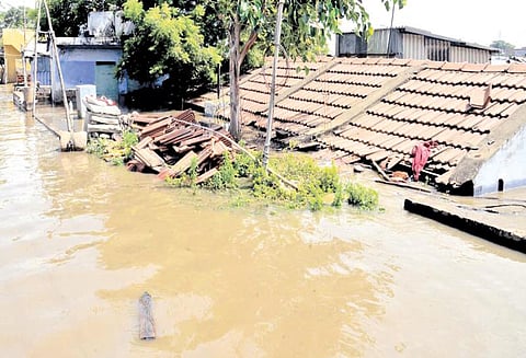 காவிரி ஆறு கரைபுரண்டு ஓடுவதால் 12 மாவட்டங்களுக்கு வெள்ள அபாய எச்சரிக்கை