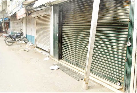 வாஜ்பாய் மறைவு: திருவாரூரில் கடைகள் அடைப்பு