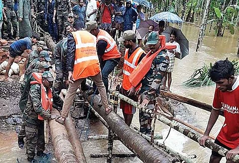 கேரள வெள்ளம்: தற்காலிக பாலங்கள் அமைத்து முழு வீச்சில் மீட்பு பணி மேற்கொள்ளும் ராணுவம்