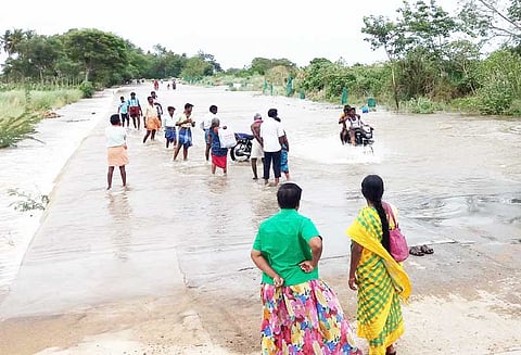 காவிரி வெள்ளம் கரையை தாண்டி ஊருக்குள் புகுந்தது ஸ்ரீரங்கம், உறையூரில் வீடுகளை தண்ணீர் சூழ்ந்தது