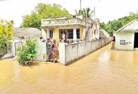 கொள்ளிடம் ஆற்றில் வெள்ளப்பெருக்கு: ஊருக்குள் தண்ணீர் புகுந்ததால் தீவு போல் காட்சி அளிக்கும் கிராமங்கள்