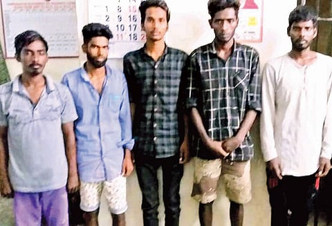 வாலிபரின் கை துண்டிக்கப்பட்ட வழக்கில் 5 பேர் கைது