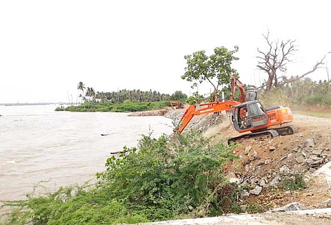 மாயனூர் கதவணை கரையில் மண் அரிப்பு போர்க்கால அடிப்படையில் சீரமைக்கப்பட்டது