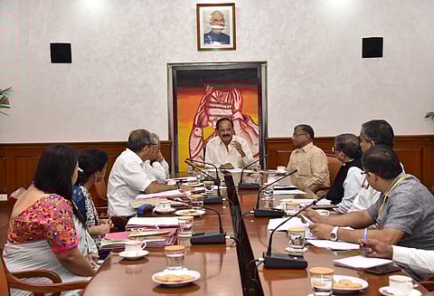 கேரள வெள்ளம்; ஒரு மாத ஊதியத்தினை வழங்க வெங்கையா நாயுடு தலைமையிலான ஆய்வு கூட்டத்தில் முடிவு