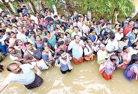 கேரளா முழுவதும் நிவாரண முகாம்களில் தங்கியுள்ளவர்களுக்கு மருத்துவ சிகிச்சை - சுகாதாரத்துறை மந்திரி