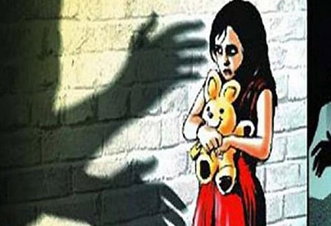 14 வயது சிறுமியை கற்பழித்த 2 பேரை துரத்தி சென்று கடித்து காப்பாற்றிய வளர்ப்பு நாய்