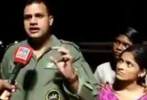 கேரள மழை வெள்ளம்: ஆபத்து என சிக்னல் காட்டி ஹெலிகாப்டரை இறக்கி செல்பி எடுத்து கொண்டு அனுப்பியவர்