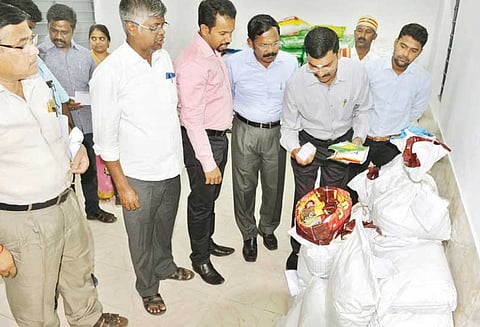 வெள்ளத்தால் பாதிக்கப்பட்ட கேரளாவிற்கு ரூ.7¼ லட்சத்தில் நிவாரண பொருட்கள் கலெக்டர் அனுப்பி வைத்தார்