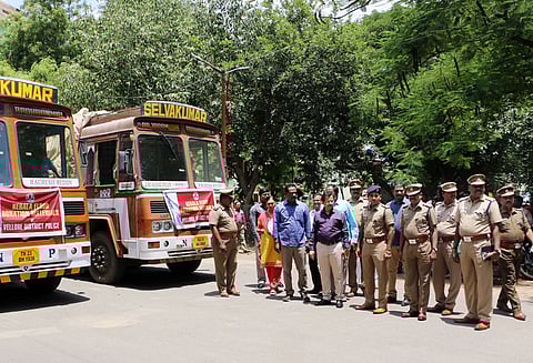 காவல்துறை சார்பில் கேரளாவுக்கு ரூ.50 லட்சம் மதிப்பில் நிவாரண பொருட்கள் - கலெக்டர், போலீஸ் சூப்பிரண்டு அனுப்பி வைத்தனர்