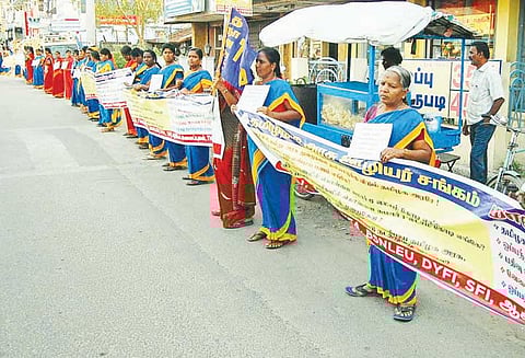 தர்மபுரி, கிருஷ்ணகிரியில் அரசு ஊழியர்கள் மனித சங்கிலி