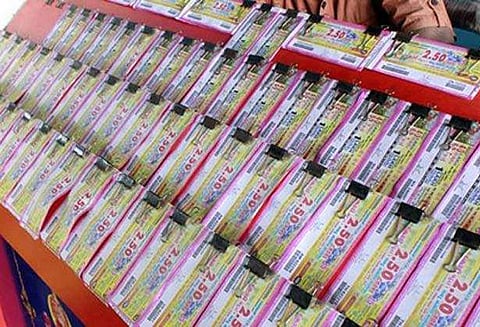 வெள்ள நிவாரண நிதி தேவைக்காக லாட்டரி சீட்டு நடத்த கேரள அரசு முடிவு