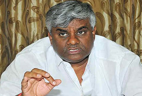 பாதிக்கப்பட்ட மக்களுக்கு பிஸ்கட் வீசிய விவகாரம்: மந்திரி எச்.டி.ரேவண்ணா பேட்டி