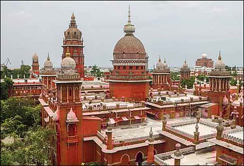 நடுக்கடலில் மீன்பிடிக்க செல்லும் தமிழக மீனவர்களுக்கு கடற்படை கப்பல்கள் பாதுகாப்பாக செல்லமுடியுமா?