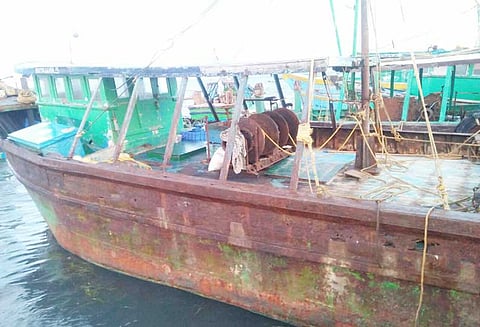 ஜெகதாப்பட்டினம் விசைப்படகில் இலங்கை கடற்படையினர் படகால் மோதினர் 6 மீனவர்களை பிடித்து சென்றனர்