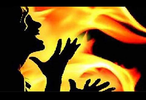 சேத்தியாத்தோப்பு அருகே தீக்குளித்து பெண் தற்கொலை