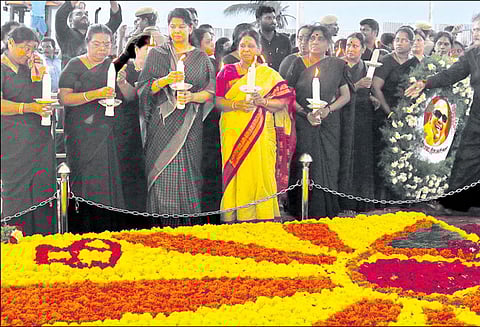 தி.மு.க. மகளிர் அணியினர் கருணாநிதி சமாதியில் அஞ்சலி