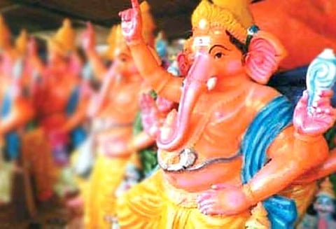 இயற்கை வண்ணம் பூசப்பட்ட விநாயகர் சிலைகளை பயன்படுத்துங்கள்
