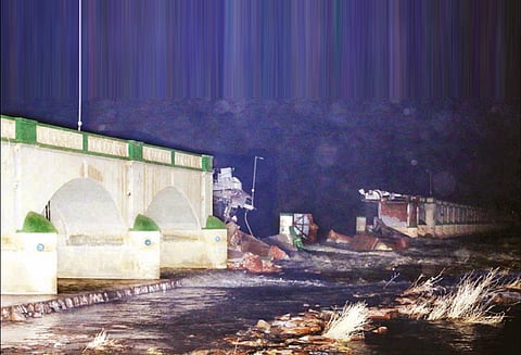 காவிரி ஆற்றில் அதிக வெள்ளம் காரணமாக முக்கொம்பு அணையில் 8 மதகுகள் உடைந்தன