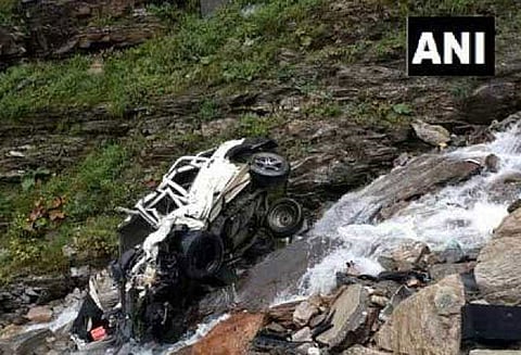 இமாச்சலபிரதேசத்தில் மலைப்பகுதியில் பள்ளத்தில் கார் கவிழ்ந்து விபத்து: 11 பேர் பலி