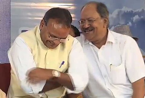 முன்னாள் பிரதமர் வாஜ்பாய் அஞ்சலி கூட்டத்தில் பா.ஜனதா அமைச்சர்கள் உரக்க சிரிப்பு!