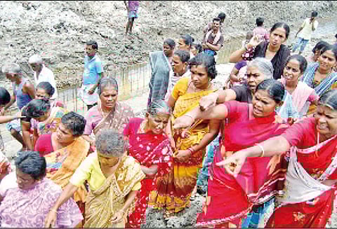 ஆக்கிரமிப்புகளை அகற்றக்கோரி பொதுமக்கள் சாலை மறியல் செய்ய முயற்சி