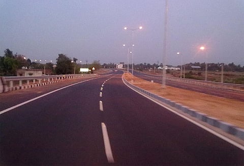 தஞ்சை-நாகை தேசிய நெடுஞ்சாலை பணிகளை விரைந்து முடிக்க வேண்டும் - இந்திய ஜனநாயக வாலிபர் சங்கம் வலியுறுத்தல்