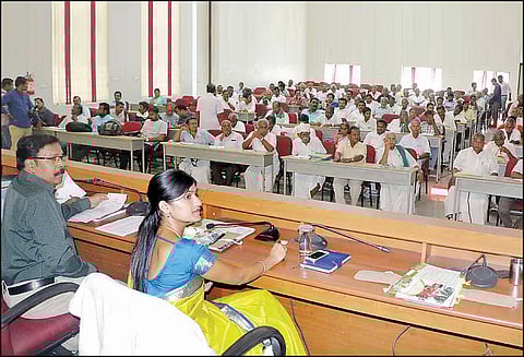 மேட்டூர் உபரிநீர் திட்டத்தை செயல்படுத்தக்கோரி சேலம் கலெக்டரிடம் மடிப்பிச்சை ஏந்திய விவசாயி