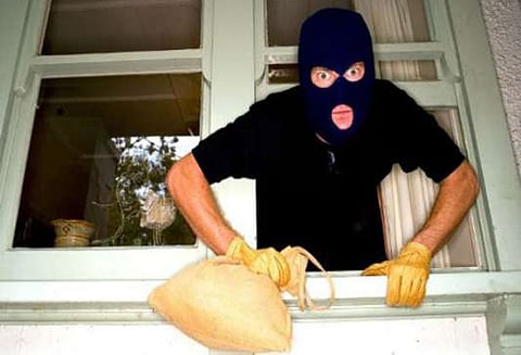 டி.ஐ.ஜி. வீட்டில் 30 பவுன் நகை திருட்டு வேலைக்கார பெண், ஆண் நண்பருடன் கைது